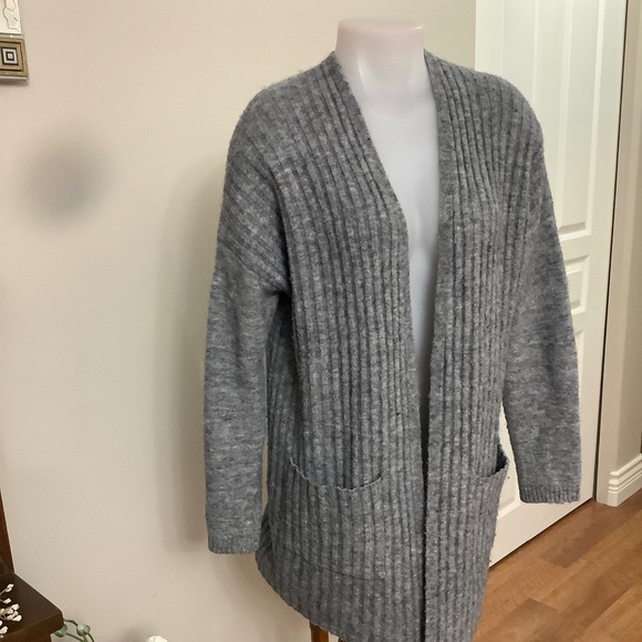 Tahari soft wool cardigan w pockets - Picture 1 of 10